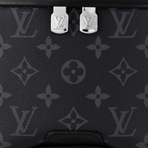 กระเป๋าคาดเอวรุ่น Discovery PM Monogram Eclipse in ผู้ชาย's กระเป๋า กระเป๋าสำหรับผู้ชาย collections by Louis Vuitton (การย่อ/ขยายผลิตภัณฑ์)