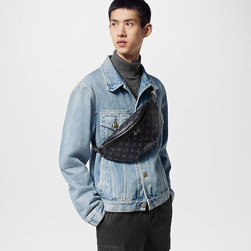 กระเป๋าคาดเอวรุ่น Discovery PM Monogram Eclipse in ผู้ชาย's กระเป๋า กระเป๋าสำหรับผู้ชาย collections by Louis Vuitton (การย่อ/ขยายผลิตภัณฑ์)