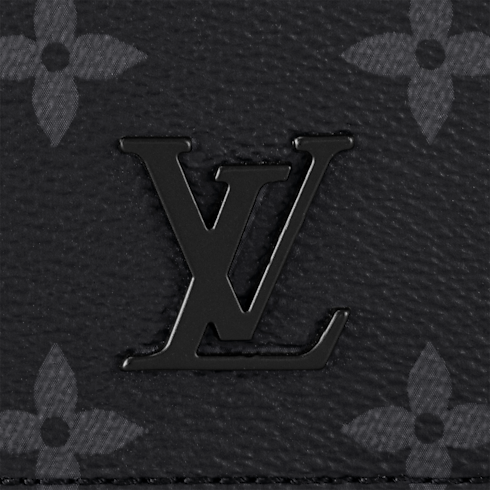 กระเป๋ารุ่น District PM Monogram Eclipse in ผู้ชาย's กระเป๋า กระเป๋าสำหรับผู้ชาย collections by Louis Vuitton (การย่อ/ขยายผลิตภัณฑ์)