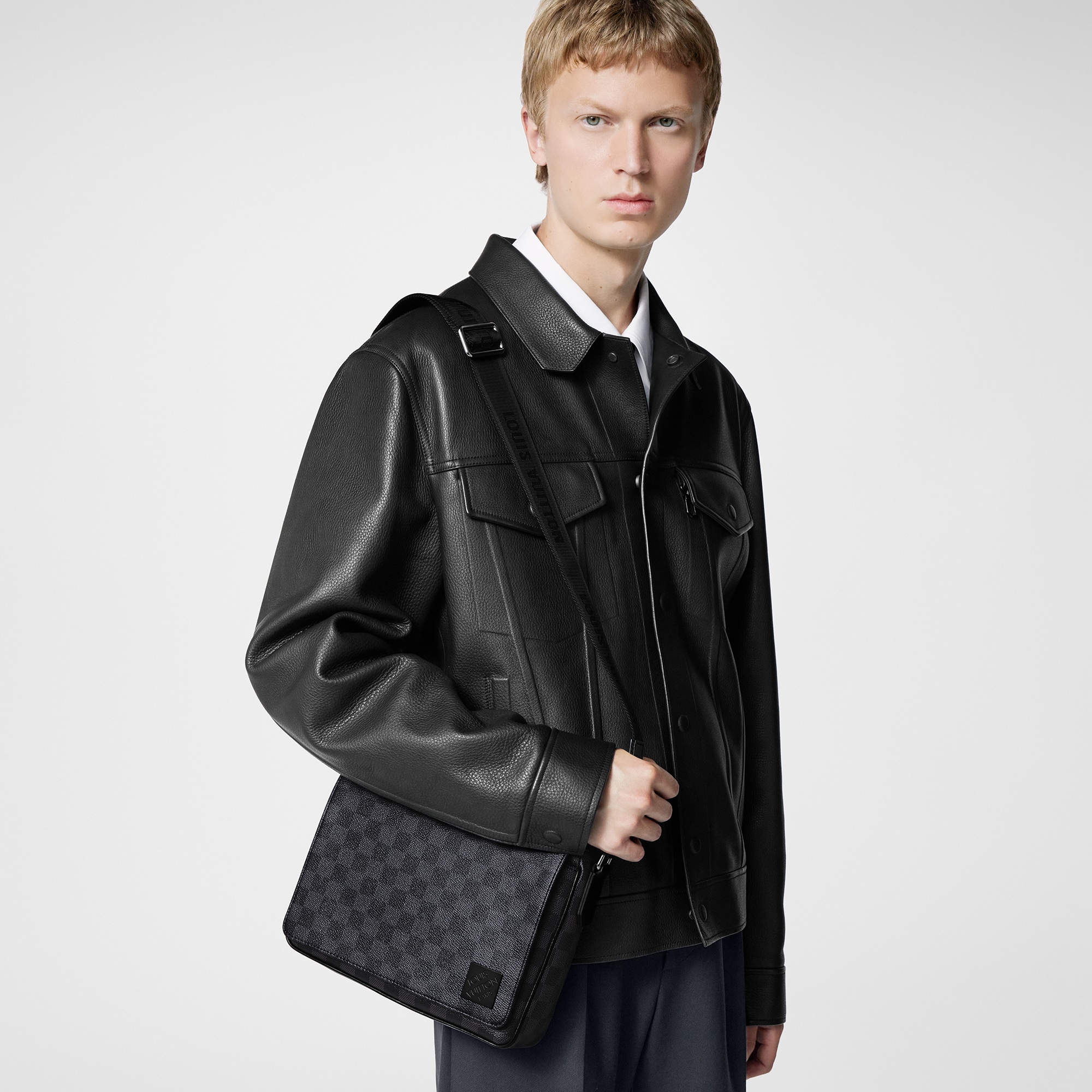 กระเป๋ารุ่น District PM Damier Graphite in ผู้ชาย