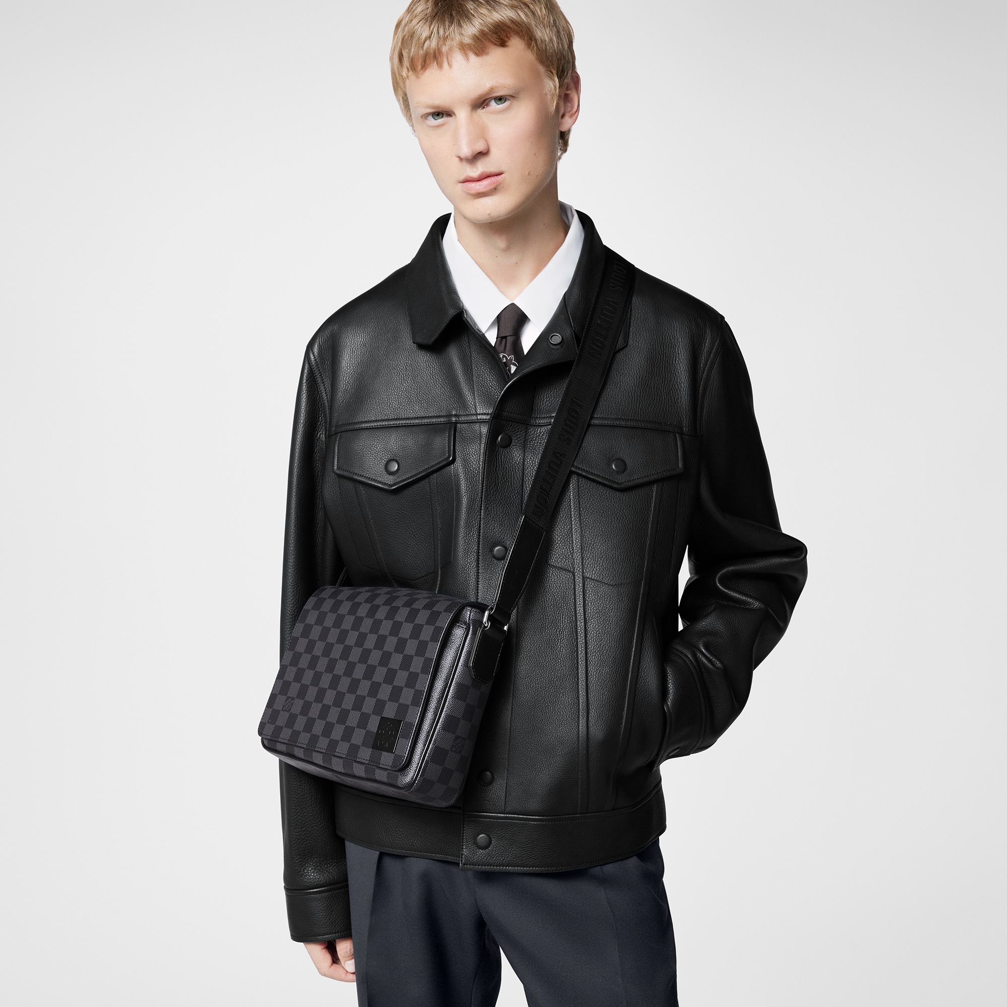 กระเป๋ารุ่น District PM Damier Graphite in ผู้ชาย