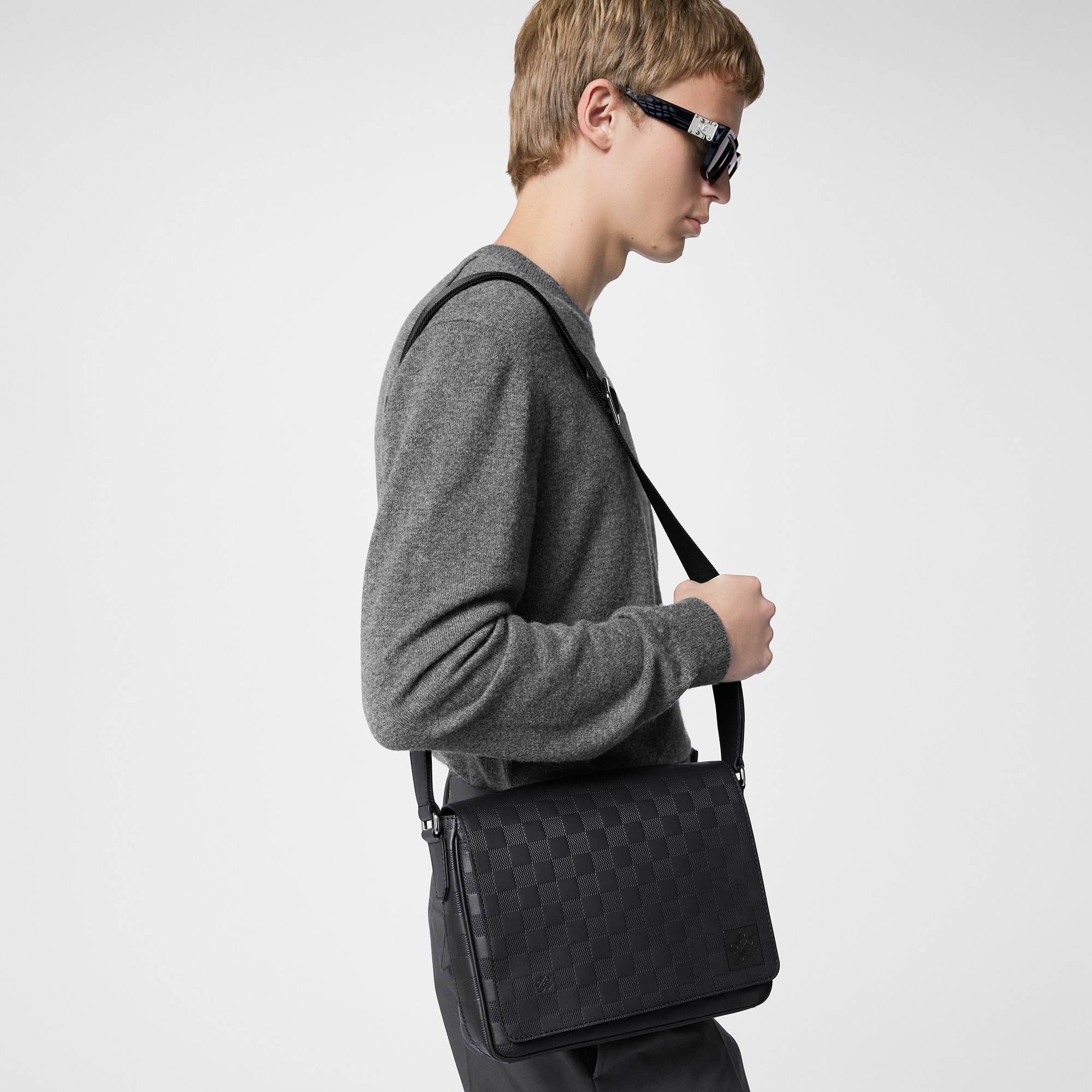 กระเป๋ารุ่น District PM Damier Infini in ผู้ชาย