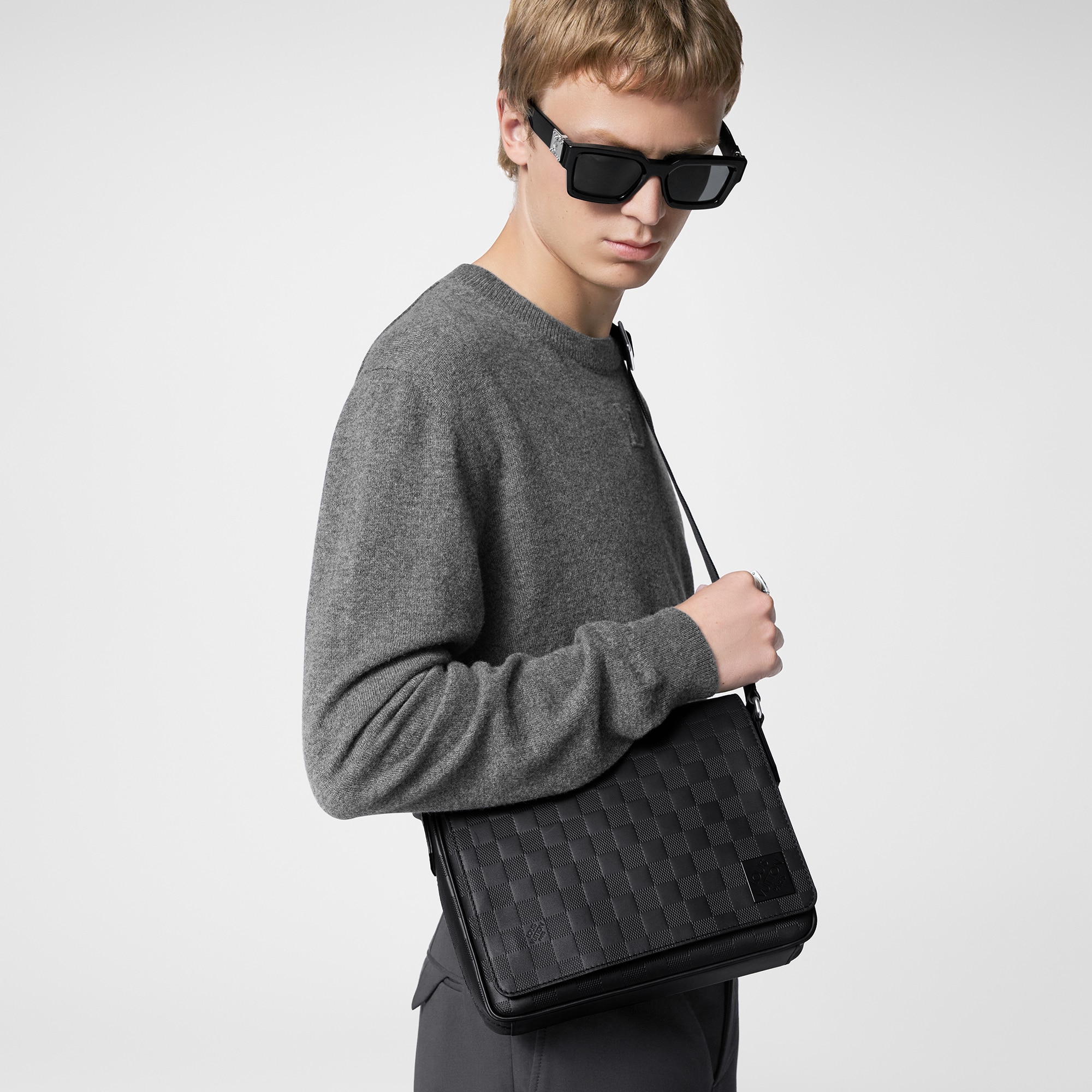กระเป๋ารุ่น District PM Damier Infini in ผู้ชาย