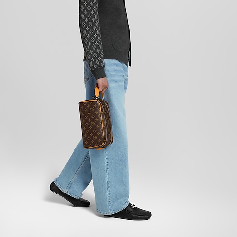 กระเป๋ารุ่น Dopp Kit G73 in ผู้ชาย's การเดินทางและท่องเที่ยว กระเป๋าเสริมเดินทางสำหรับผู้ชาย collections by Louis Vuitton (การย่อ/ขยายผลิตภัณฑ์)