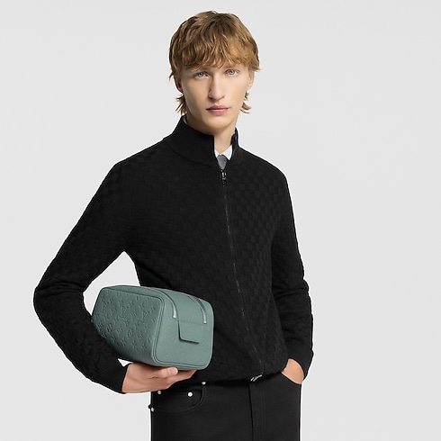 กระเป๋ารุ่น DOPP KIT Taurillon Monogram in ผู้ชาย's การเดินทางและท่องเที่ยว กระเป๋าเสริมเดินทางสำหรับผู้ชาย collections by Louis Vuitton (การย่อ/ขยายผลิตภัณฑ์)