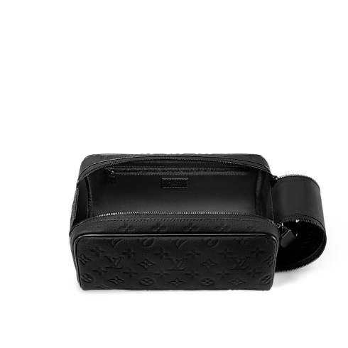 กระเป๋ารุ่น Dopp Kit หนัง Taurillon ลาย Monogram in ผู้ชาย's การเดินทางและท่องเที่ยว กระเป๋าเสริมเดินทางสำหรับผู้ชาย collections by Louis Vuitton (การย่อ/ขยายผลิตภัณฑ์)