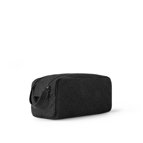 กระเป๋ารุ่น Dopp Kit หนัง Taurillon ลาย Monogram in ผู้ชาย's การเดินทางและท่องเที่ยว กระเป๋าเสริมเดินทางสำหรับผู้ชาย collections by Louis Vuitton (การย่อ/ขยายผลิตภัณฑ์)