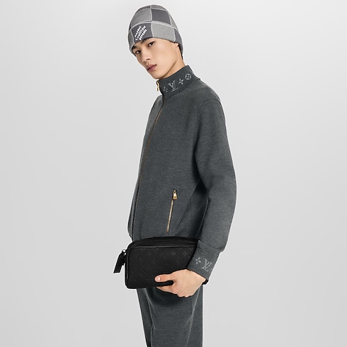 กระเป๋ารุ่น Dopp Kit หนัง Taurillon ลาย Monogram in ผู้ชาย's การเดินทางและท่องเที่ยว กระเป๋าเสริมเดินทางสำหรับผู้ชาย collections by Louis Vuitton (การย่อ/ขยายผลิตภัณฑ์)