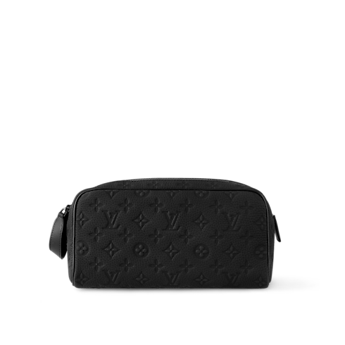 กระเป๋ารุ่น Dopp Kit หนัง Taurillon ลาย Monogram in ผู้ชาย's การเดินทางและท่องเที่ยว กระเป๋าเสริมเดินทางสำหรับผู้ชาย collections by Louis Vuitton (การย่อ/ขยายผลิตภัณฑ์)