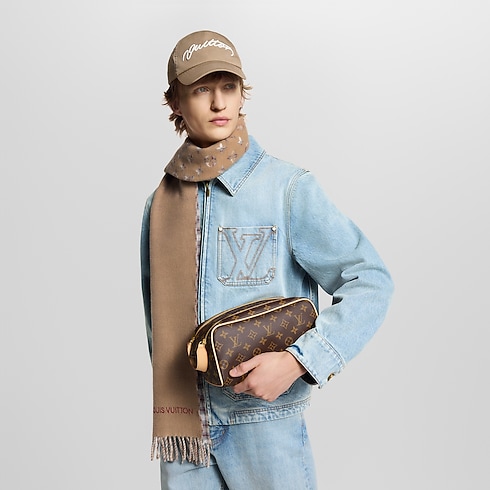 กระเป๋ารุ่น Dopp Kit Toilet Monogram แคนวาส in ของขวัญและการสร้างสรรค์ผลงานของคุณ's ของขวัญสำหรับเด็ก } collections by Louis Vuitton (การย่อ/ขยายผลิตภัณฑ์)