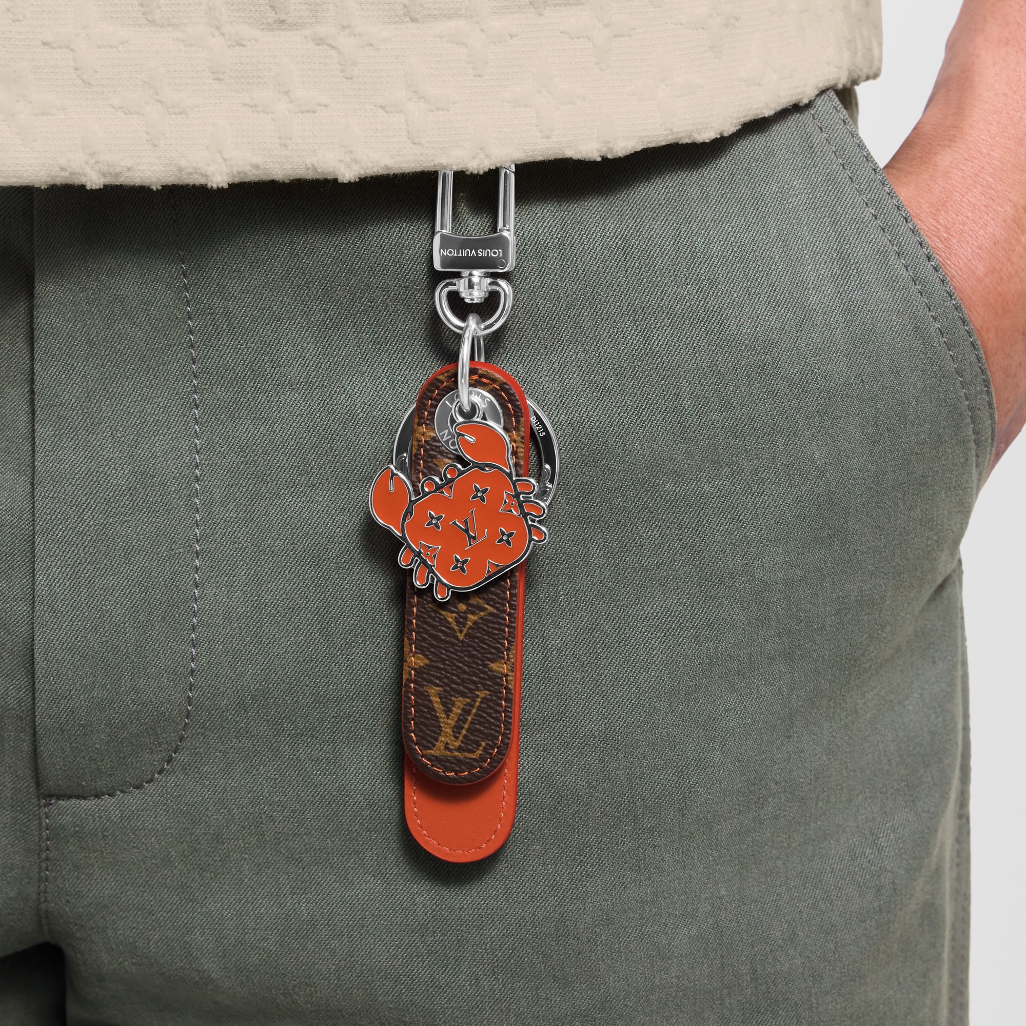 ชาร์มห้อยกระเป๋าและพวงกุญแจรุ่น Dragonne Tab . in ผู้ชาย