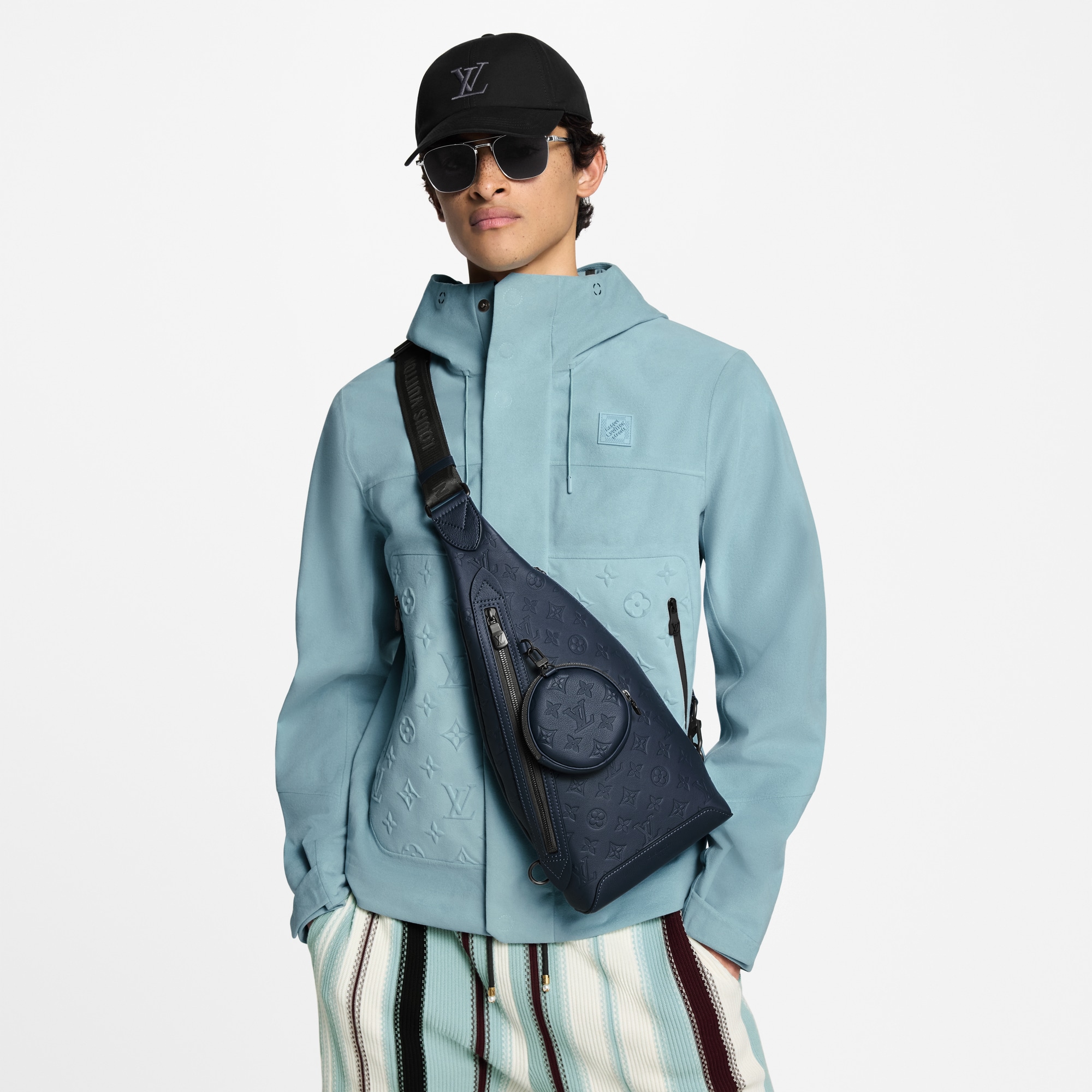 กระเป๋า Sling bag รุ่น Duo Monogram Shadow in กระเป๋าและผลิตภัณฑ์เครื่องหนังขนาดเล็ก