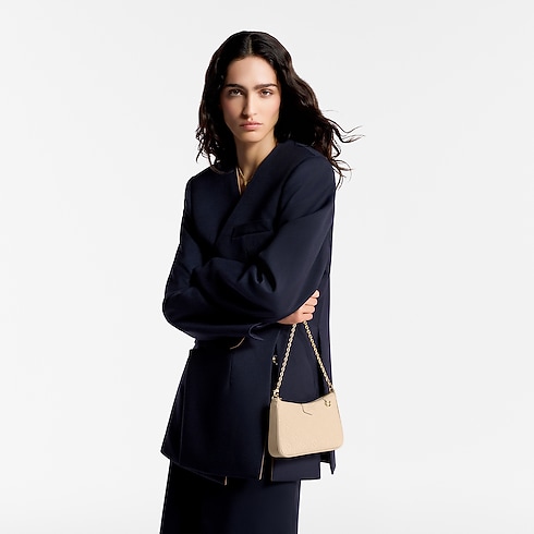 กระเป๋ารุ่น Easy Pouch On Strap Monogram Empreinte in ผู้หญิง's กระเป๋าสตางค์และผลิตภัณฑ์เครื่องหนังขนาดเล็ก กระเป๋าสตางค์สำหรับผู้หญิง collections by Louis Vuitton (การย่อ/ขยายผลิตภัณฑ์)