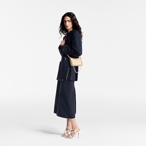 กระเป๋ารุ่น Easy Pouch On Strap Monogram Empreinte in ผู้หญิง's กระเป๋าสตางค์และผลิตภัณฑ์เครื่องหนังขนาดเล็ก กระเป๋าสตางค์สำหรับผู้หญิง collections by Louis Vuitton (การย่อ/ขยายผลิตภัณฑ์)