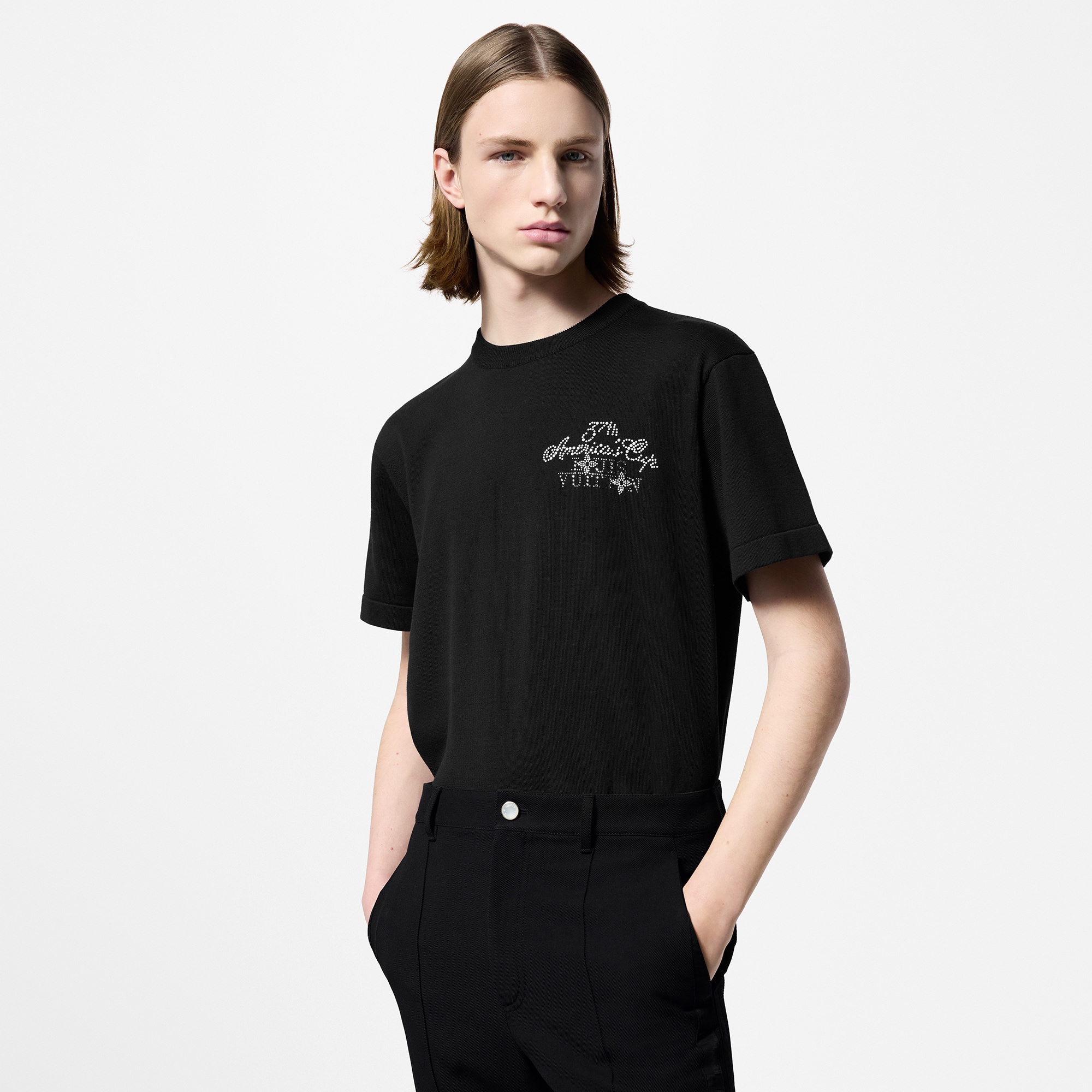 เสื้อคอกลมแขนสั้นผ้าคอตตอนแต่งดีเทลปักลาย  in ผู้ชาย