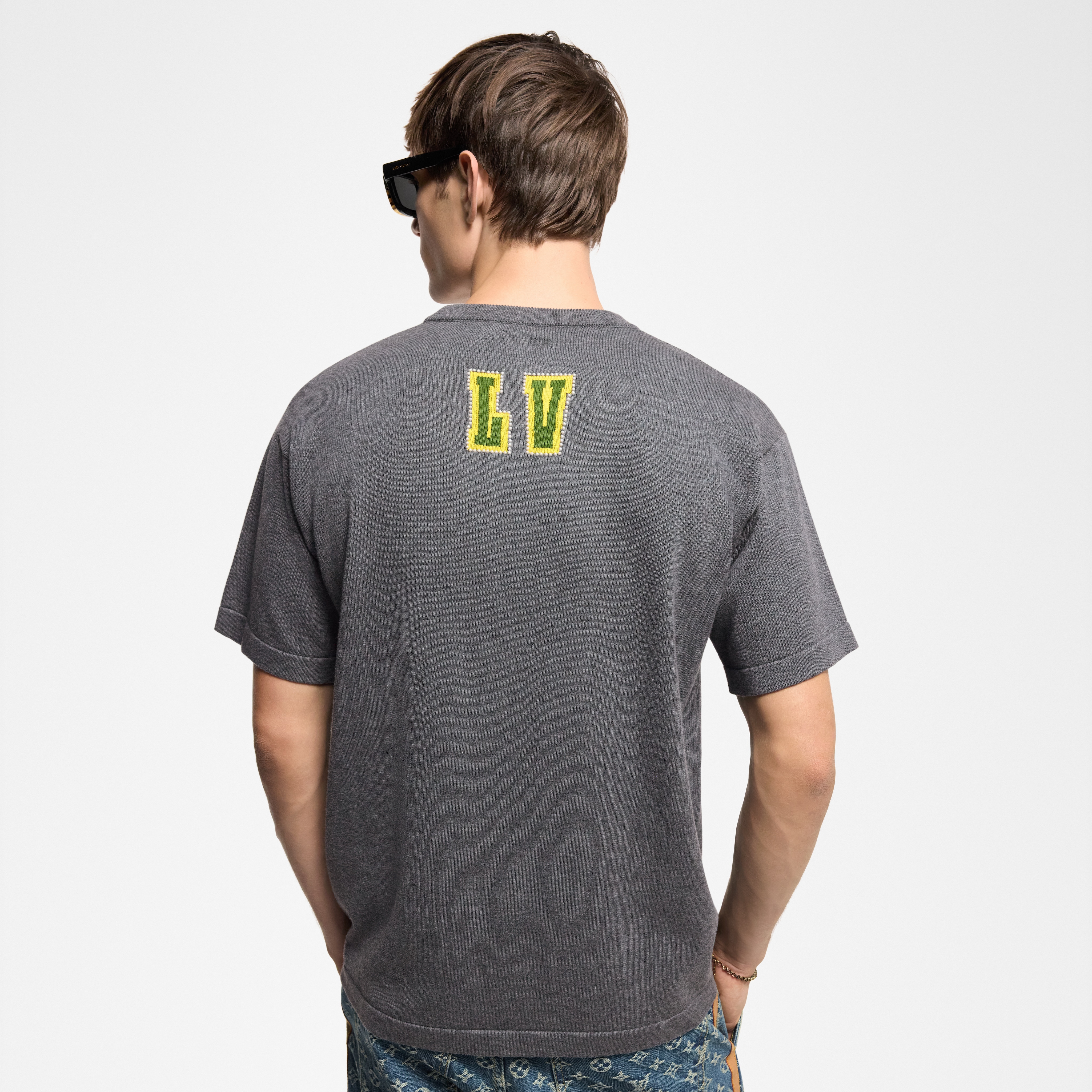 เสื้อคอกลมแขนสั้นผ้าคอตตอนแต่งดีเทลปักลาย  in ผู้ชาย
