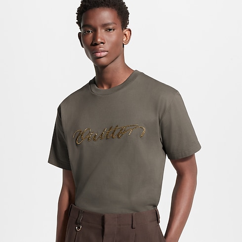 เสื้อยืดตกแต่งสัญลักษณ์ in ผู้ชาย's เสื้อผ้า เสื้อผ้าสำหรับผู้ชาย collections by Louis Vuitton (การย่อ/ขยายผลิตภัณฑ์)