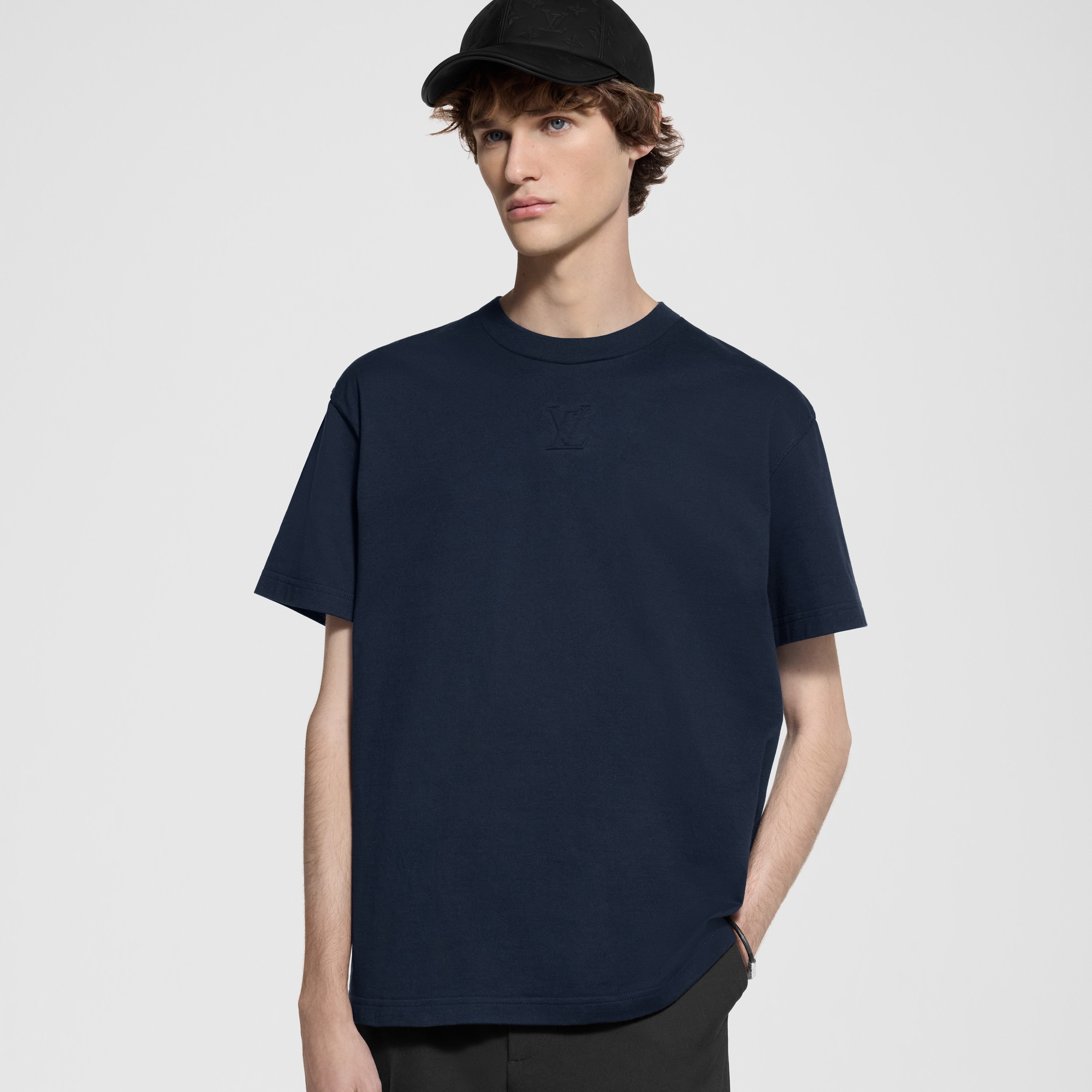 เสื้อยืดประทับสัญลักษณ์ LV  in ผู้ชาย