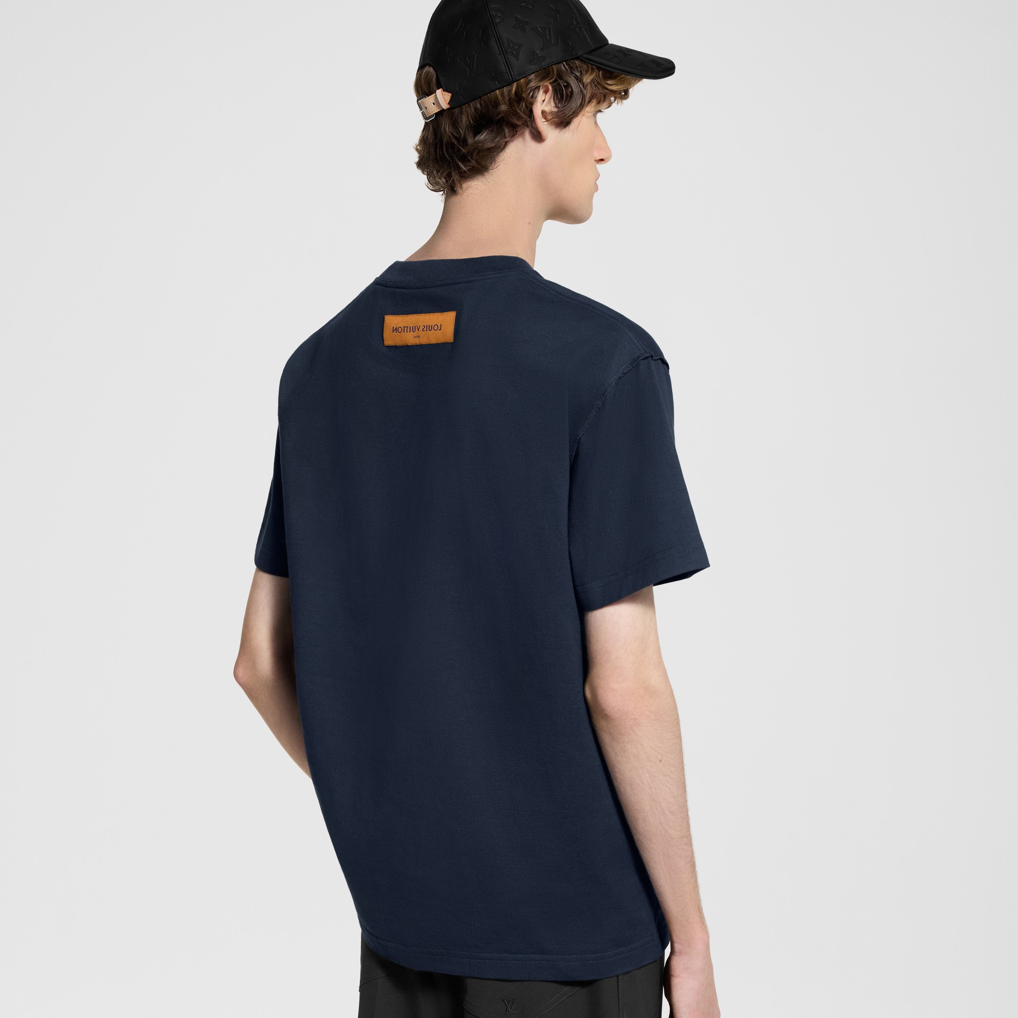 เสื้อยืดประทับสัญลักษณ์ LV  in ผู้ชาย