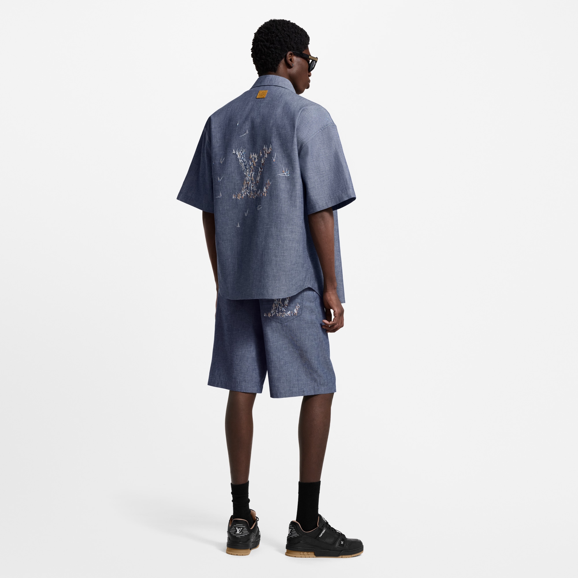 เสื้อเชิ้ตแขนสั้นผ้า Chambray ปักลาย  in ผู้ชาย