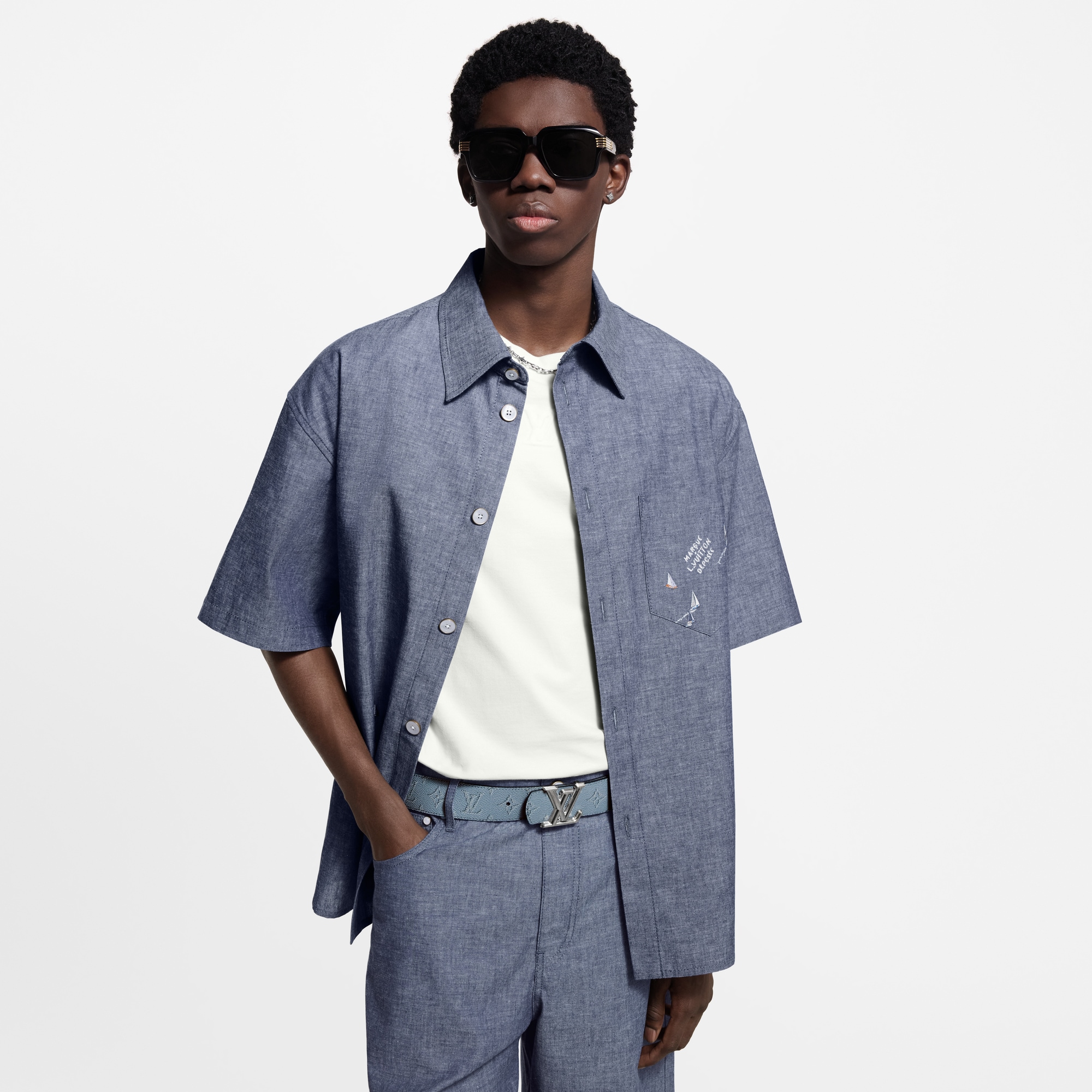 เสื้อเชิ้ตแขนสั้นผ้า Chambray ปักลาย  in ผู้ชาย