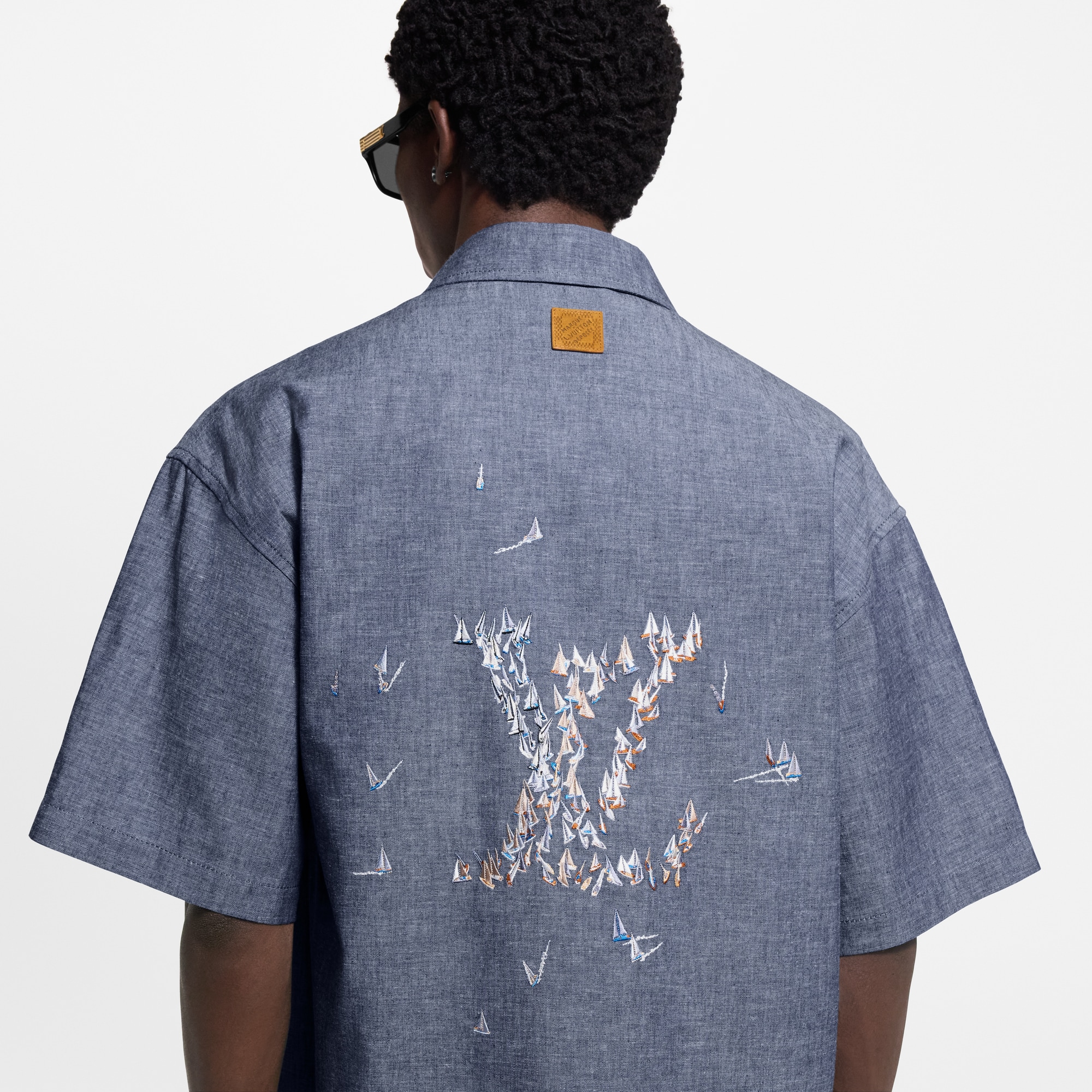เสื้อเชิ้ตแขนสั้นผ้า Chambray ปักลาย  in ผู้ชาย