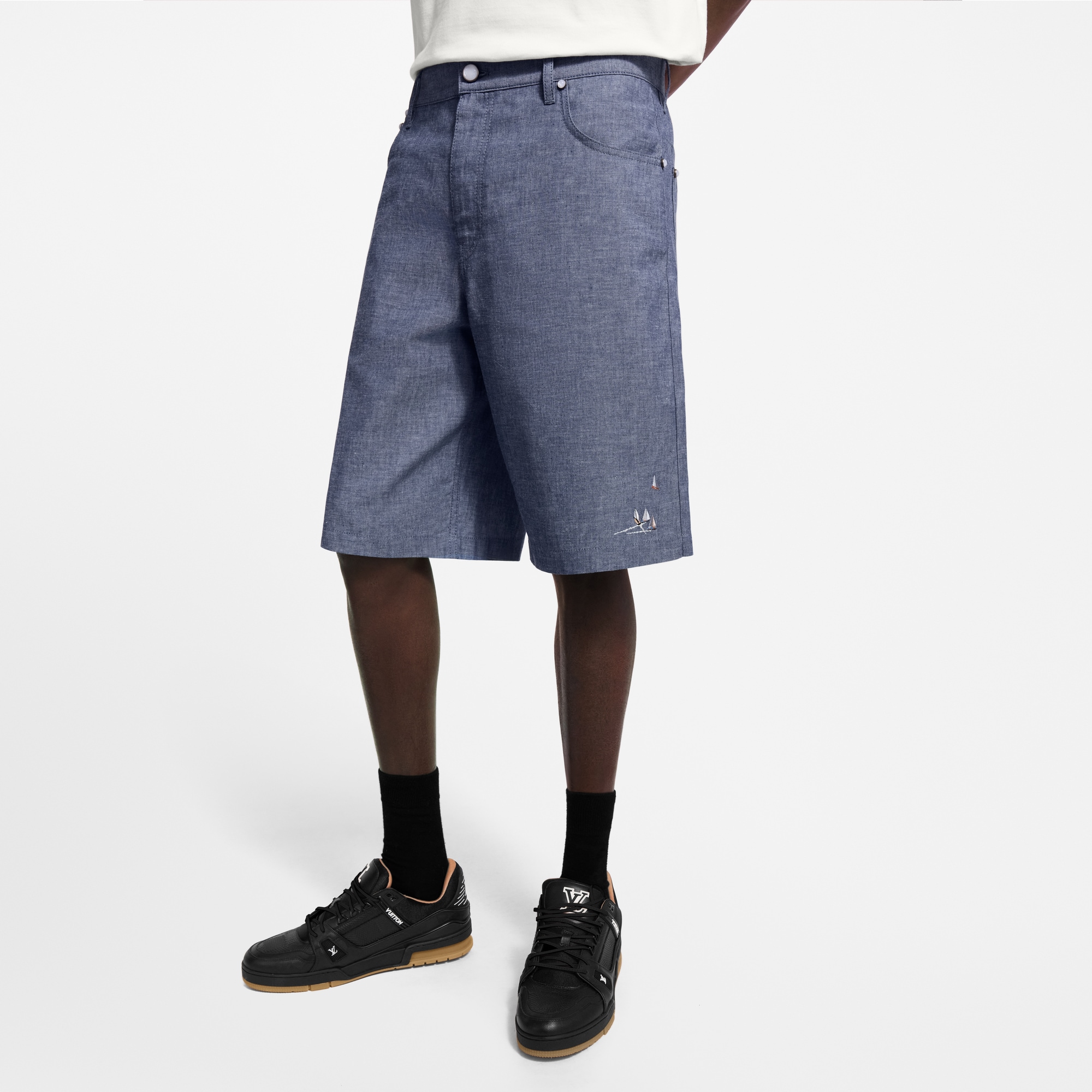 กางเกงขาสั้นผ้า Chambray ปักลาย  in ผู้ชาย