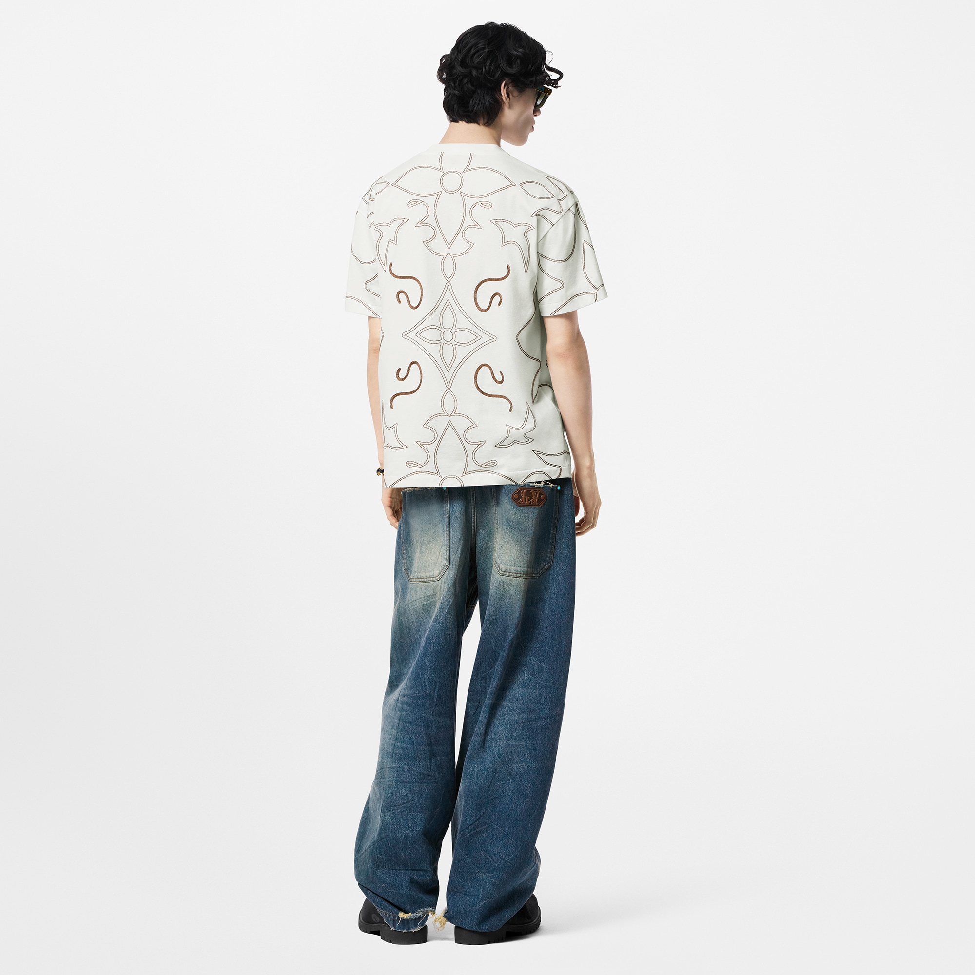 เสื้อยืดผ้าคอตตอนปักลาย  in ผู้ชาย