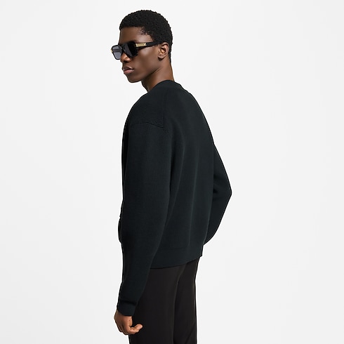 เสื้อคาร์ดิแกนปักสัญลักษณ์ in ผู้ชาย's เสื้อผ้า เสื้อสเวตเตอร์สำหรับผู้ชาย collections by Louis Vuitton (การย่อ/ขยายผลิตภัณฑ์)