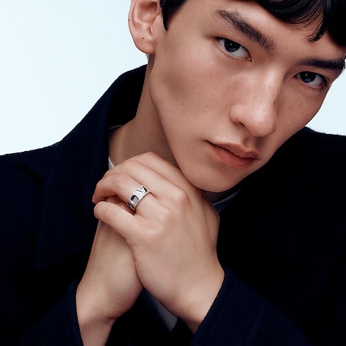 แหวน Empreinte ขนาดใหญ่ ไวท์โกลด์ in จิวเวลรี่'s หมวดหมู่ ไฟน์จิวเวลรี่ทั้งหมด collections by Louis Vuitton (การย่อ/ขยายผลิตภัณฑ์)