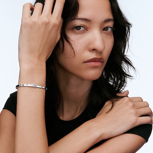 กำไลข้อมือขนาดเล็ก Empreinte ไวท์โกลด์ in จิวเวลรี่'s หมวดหมู่ กำไลและสร้อยข้อมือ collections by Louis Vuitton (การย่อ/ขยายผลิตภัณฑ์)