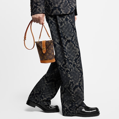 กระเป๋ารุ่น Envelope Pouch G69 in ผู้ชาย's กระเป๋าสตางค์และผลิตภัณฑ์เครื่องหนังขนาดเล็ก กระเป๋ามินิ collections by Louis Vuitton (การย่อ/ขยายผลิตภัณฑ์)