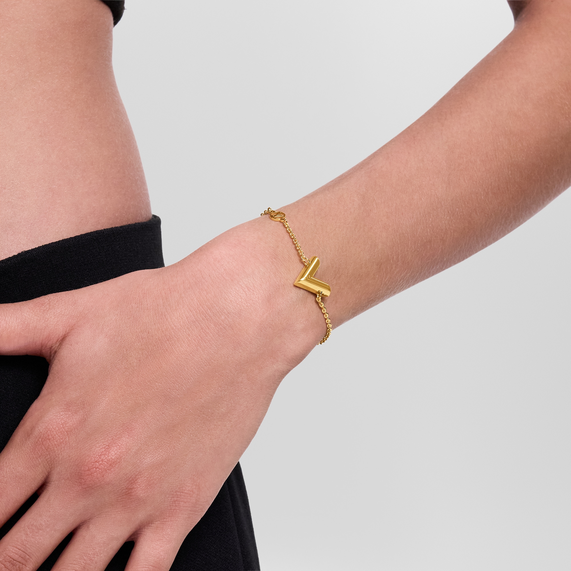 สร้อยข้อมือ Essential V  . in ของขวัญและการสร้างสรรค์ผลงานของคุณ