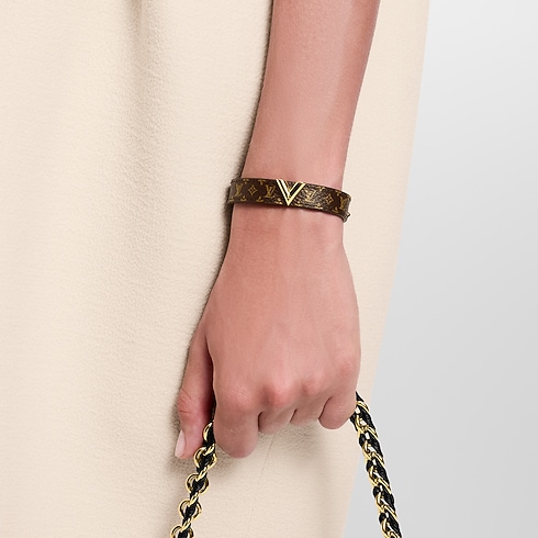 กำไลข้อมือ Essential V Monogram in ผู้หญิง's แอคเซสเซอรี่ กำไลข้อมือสายหนัง collections by Louis Vuitton (การย่อ/ขยายผลิตภัณฑ์)