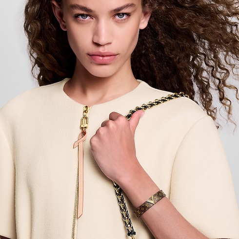 กำไลข้อมือ Essential V Monogram in ผู้หญิง's แอคเซสเซอรี่ กำไลข้อมือสายหนัง collections by Louis Vuitton (การย่อ/ขยายผลิตภัณฑ์)