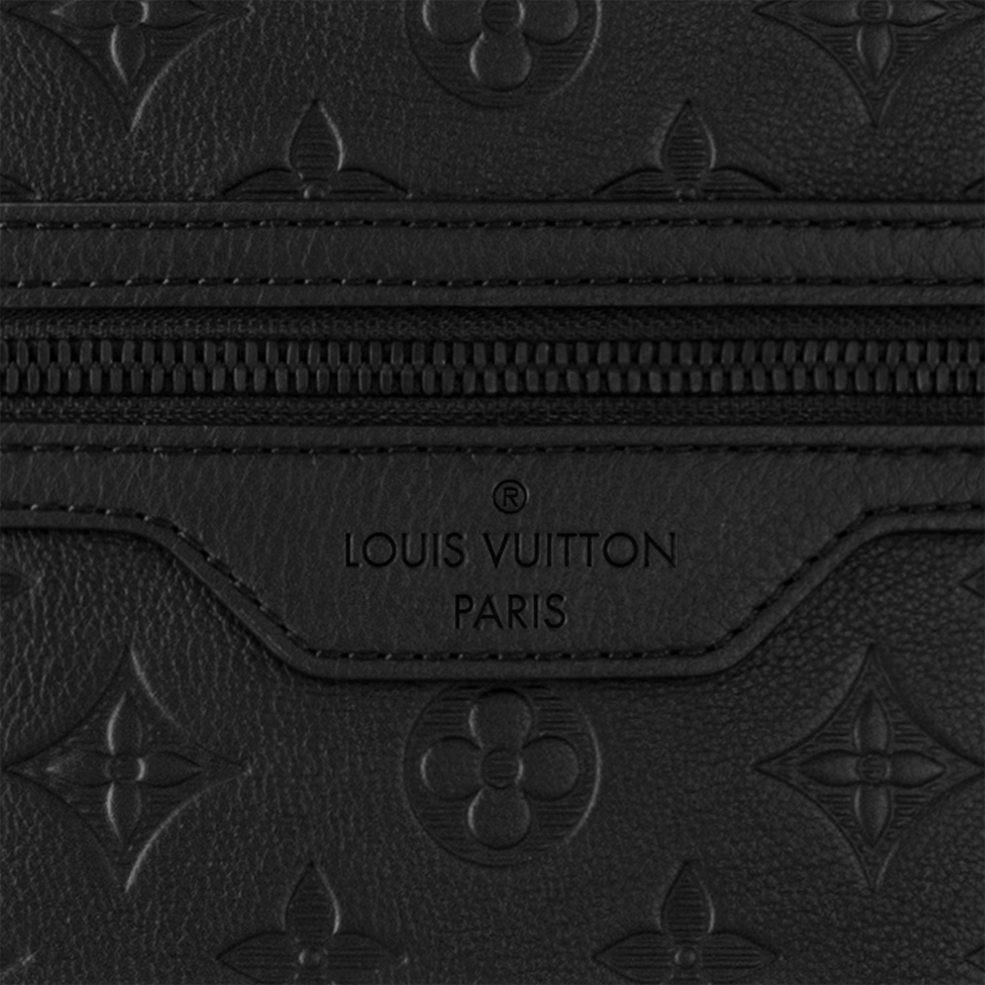 กระเป๋ารุ่น Excursion Tote Monogram Shadow in ผู้ชาย