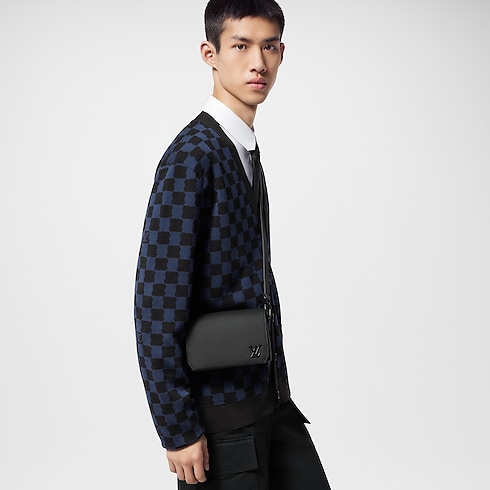 กระเป๋าสตางค์แบบสะพายรุ่น Fastline LV Aerogram in ผู้ชาย's กระเป๋า All Collections collections by Louis Vuitton (การย่อ/ขยายผลิตภัณฑ์)
