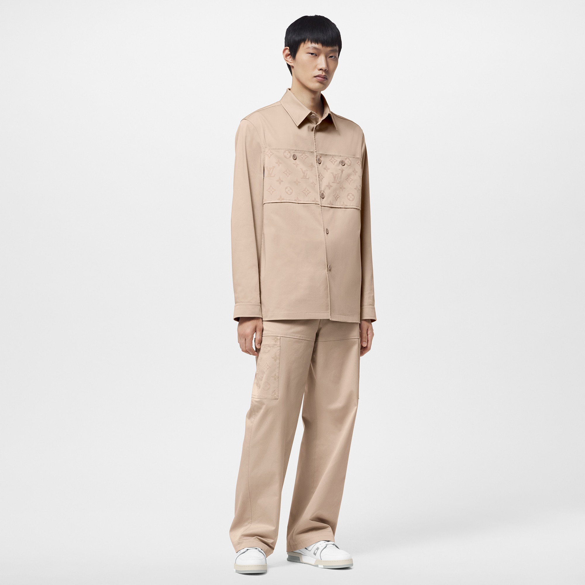 เสื้อโอเวอร์เชิ้ตแคชวลผ้าคอตตอนลาย Monogram flock  in ผู้ชาย