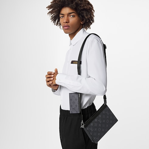 กระเป๋าสตางค์แบบสะพายรุ่น Gaston Monogram Eclipse in ผู้ชาย's กระเป๋าสตางค์และผลิตภัณฑ์เครื่องหนังขนาดเล็ก กระเป๋าสตางค์สำหรับผู้ชาย collections by Louis Vuitton (การย่อ/ขยายผลิตภัณฑ์)