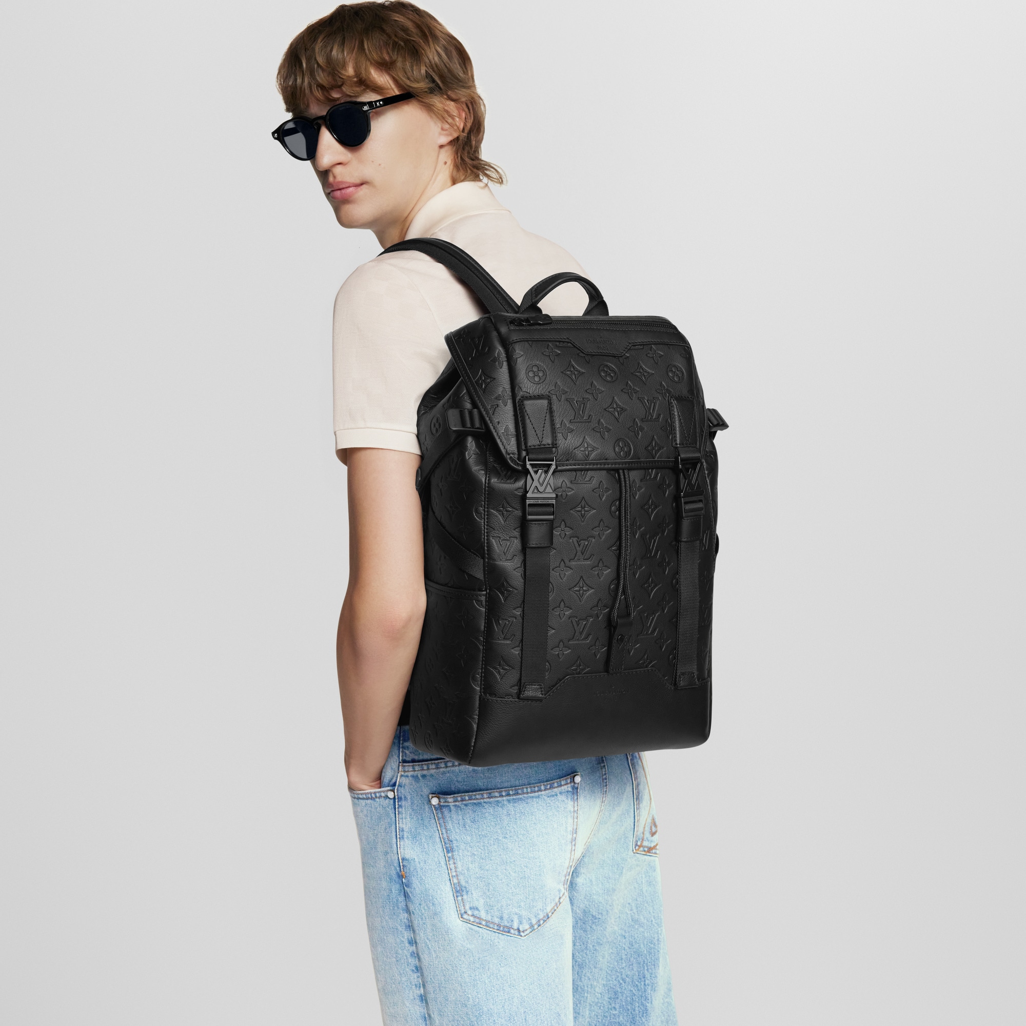 กระเป๋าสะพายหลังรุ่น Getaway Monogram Shadow in ผู้ชาย
