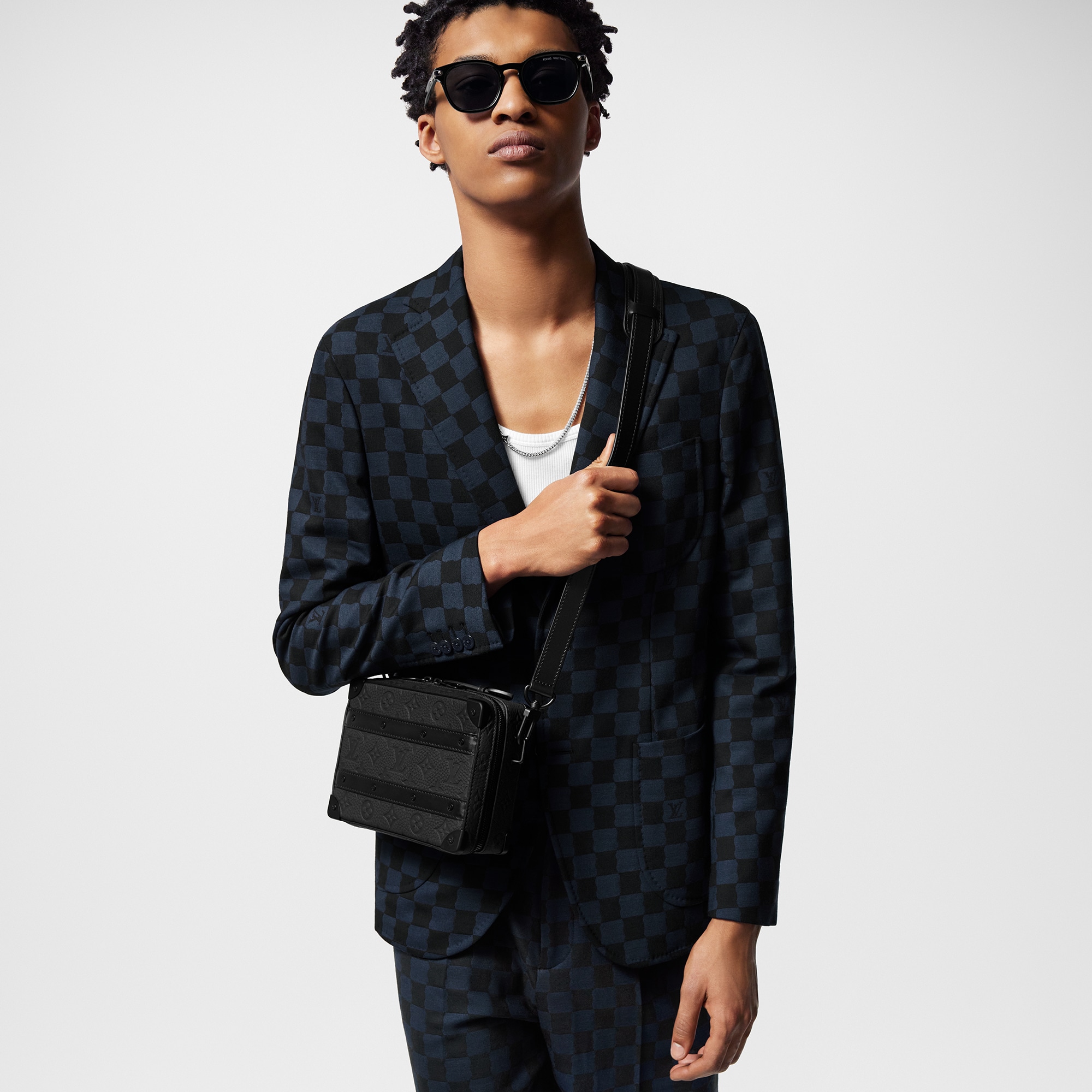 กระเป๋ารุ่น HANDLE SOFT TRUNK หนัง Taurillon ลาย Monogram  in ผู้ชาย