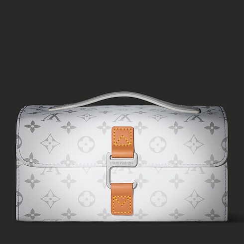 กระเป๋ารุ่น Hanging Toiletry Bag 2 Compartments แคนวาสประเภทอื่น in ผลิตภัณฑ์ใหม่'s สำหรับผู้ชาย สั่งซื้อออนไลน์ล่วงหน้า: LV Ski collections by Louis Vuitton (การย่อ/ขยายผลิตภัณฑ์)