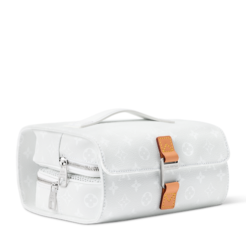 กระเป๋ารุ่น Hanging Toiletry Bag 2 Compartments แคนวาสประเภทอื่น in ผลิตภัณฑ์ใหม่'s สำหรับผู้ชาย สั่งซื้อออนไลน์ล่วงหน้า: LV Ski collections by Louis Vuitton (การย่อ/ขยายผลิตภัณฑ์)
