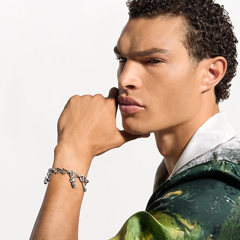 ชาร์มรุ่น Headphone . in ผู้ชาย's แฟชั่นจิวเวลรี่ แฟชั่นจิวเวลรี่ทั้งหมด collections by Louis Vuitton (การย่อ/ขยายผลิตภัณฑ์)