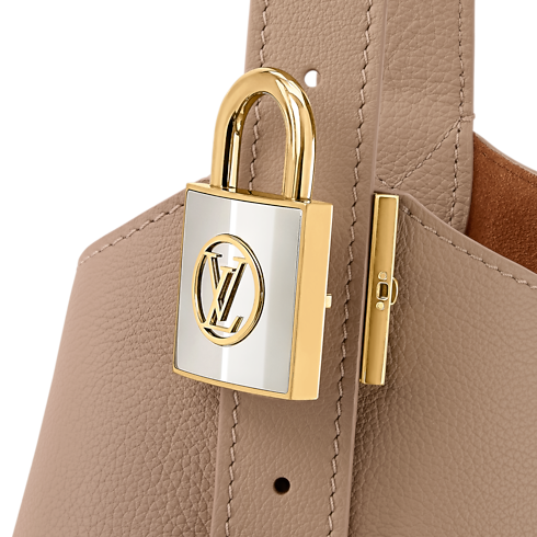 กระเป๋ารุ่น Low Key Hobo PM H33 in ผู้หญิง's กระเป๋าถือ กระเป๋าถือสำหรับผู้หญิง collections by Louis Vuitton (การย่อ/ขยายผลิตภัณฑ์)