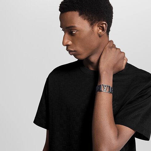 กำไลข้อมือ Hockenheim Monogram Eclipse in ผู้ชาย's แฟชั่นจิวเวลรี่ แฟชั่นจิวเวลรี่ทั้งหมด collections by Louis Vuitton (การย่อ/ขยายผลิตภัณฑ์)