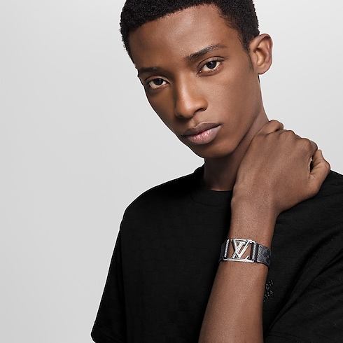 กำไลข้อมือ Hockenheim Monogram Eclipse in ผู้ชาย's แฟชั่นจิวเวลรี่ แฟชั่นจิวเวลรี่ทั้งหมด collections by Louis Vuitton (การย่อ/ขยายผลิตภัณฑ์)