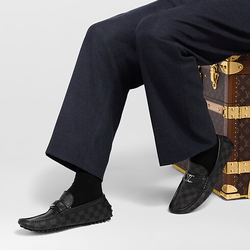 รองเท้ามอคคาซินรุ่น HOCKENHEIM Damier Graphite แคนวาส in ผู้ชาย's รองเท้า รองเท้าสำหรับผู้ชาย collections by Louis Vuitton (การย่อ/ขยายผลิตภัณฑ์)