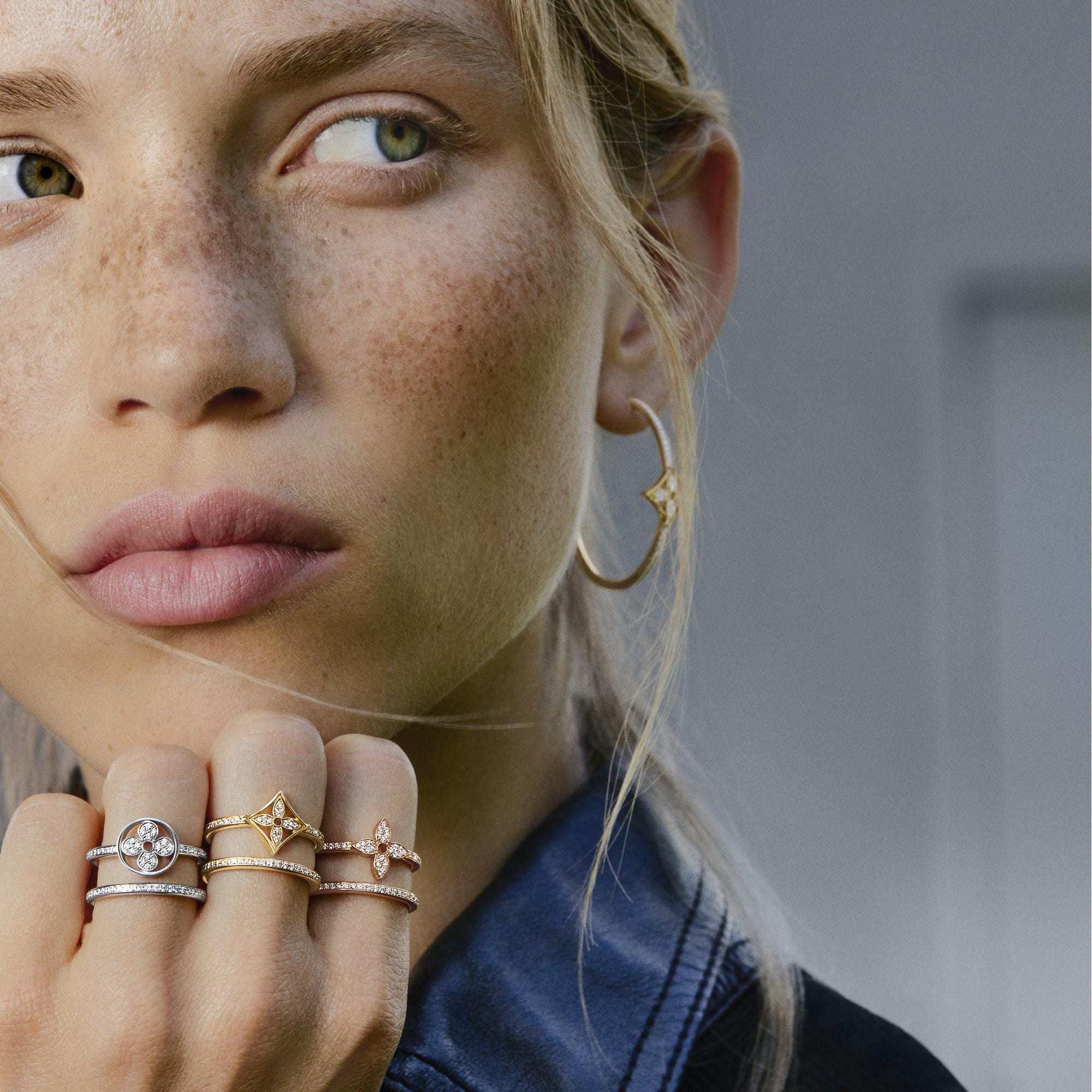 ต่างหูแบบห่วง Idylle Blossom, เยลโลว์โกลด์และเพชร  in จิวเวลรี่