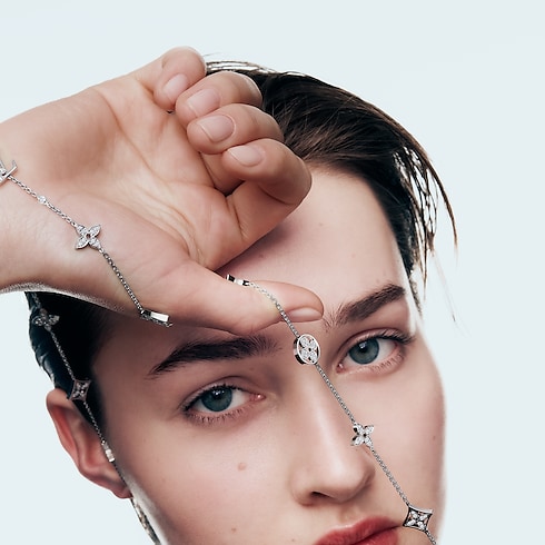 สร้อยคอยาว Idylle Blossom Multi-Motif ไวท์โกลด์และเพชร in จิวเวลรี่'s หมวดหมู่ สร้อยคอและจี้ collections by Louis Vuitton (การย่อ/ขยายผลิตภัณฑ์)